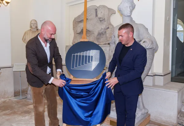 Piran, 24.10.2025Obcina Piran, Evropska filmska akademija, Slavnostno odkritje spominske table film v Piranu Matthijs Wouter Knol podžupan Christian Poletti