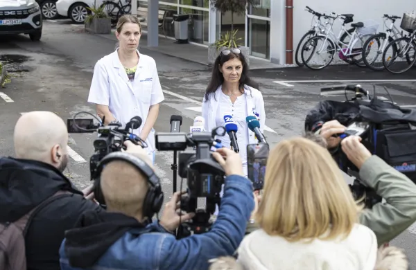 Izjava za medije UKC Ljubljana: vodja Cepilnega centra UKC Ljubljana Nina Grasselli Kmet in vodja dejavnosti za otroke na Kliniki za infekcijske bolezni in vrocinska stanja UKC Ljubljana Mojca Rozic.