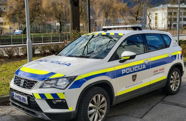 So policisti kaznovali skoraj slepo starko?