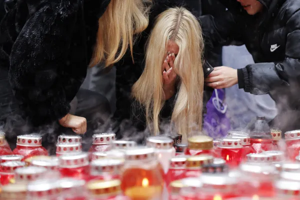 Novome&scaron;čani prižigajo sveče v spomin mo&scaron;kega, ki je umrl v noči na nedeljo pred lokalom Patriot.