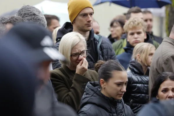 Novome&scaron;čani prižigajo sveče v spomin mo&scaron;kega, ki je umrl v noči na nedeljo pred lokalom Patriot.