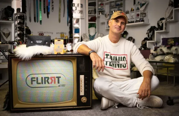 "Oče in mama sta se ločila in nastala je ta pesem. Ne bi rad poslu&scaron;alcem uničil romantike, ker ta pesem je ljubezenska, saj so oni tako določili," pravi Rok Lunaček o skladbi Romeo in Julija, največji uspe&scaron;nici Flirrtov.