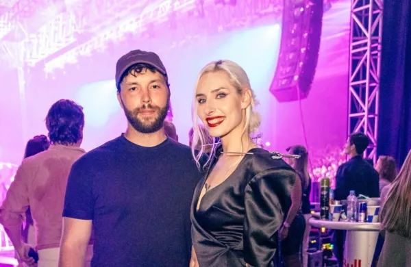 Raiven z njenim zaročencem Rokom, s katerim sta že dlje ćasa v zvezi.