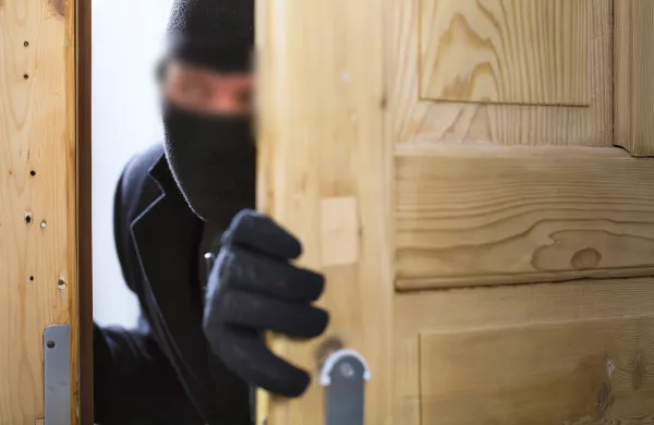 ?vlom kraja vlomilec simbolicna fotografija------Danielkronika 3# zabluraj vse skupaj malo