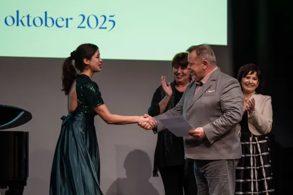 Pevsko tekmovanje Rajko Koritnik Ajdov&scaron;čina zmagovalka Mojica Castillo Gloria in čestitke Mitja Tripkovič