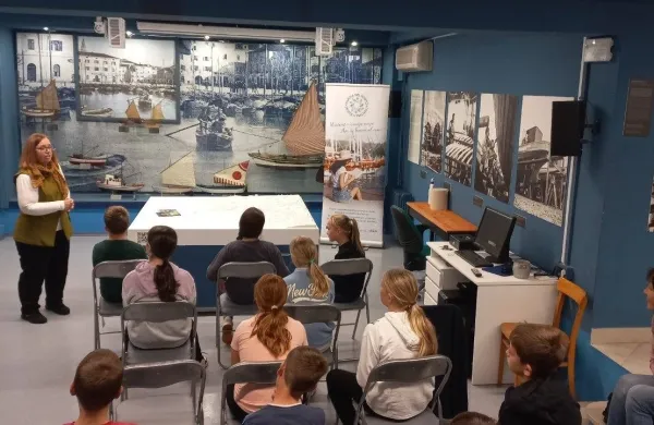 Izolana ribištvo muzej libris v pristanu besed 