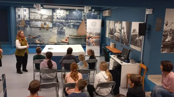 Izolana ribištvo muzej libris v pristanu besed 