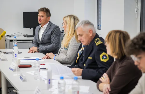 Ljubljana, Izpitni center Agencije za varnost prometa.Novinarska konferenca Agencije za varnost prometa (AVP) in Zavoda Vozim, na kateri so spregovorili o vplivu voznje pod vplivom konoplje in drugih psihoaktivnih snovi na prometno varnost.