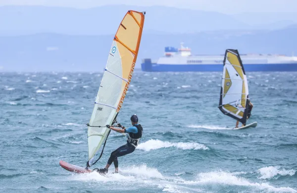 Izola, 24.6.2024Plaza Svetilnik, Primorske razglednice, Burja, sprehajalci, surfarji, Foto:Tomaz Primozic/FPA