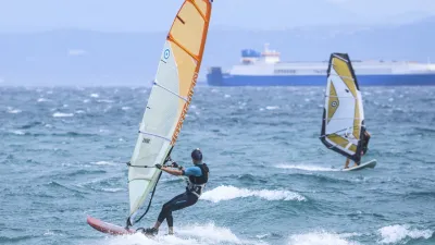 ﻿Izola, 24.6.2024Plaza Svetilnik, Primorske razglednice, Burja, sprehajalci, surfarji, Foto:Tomaz Primozic/FPA
