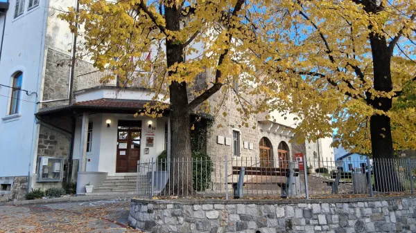 Vogrsko: domnevna incidenta z iglami bosta območju podružnične šole prinesla dodatne varnostne ukrepe