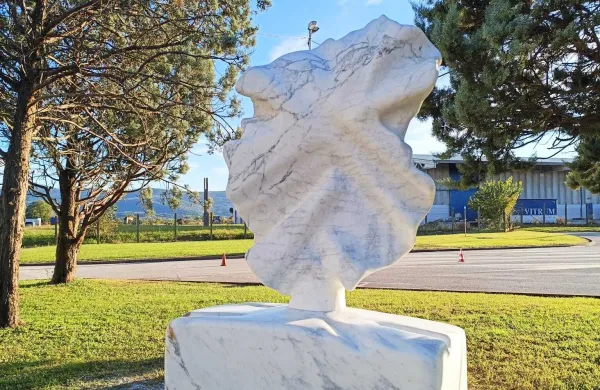 Skulptura, ki spodbuja k razmisleku o preseganju meja