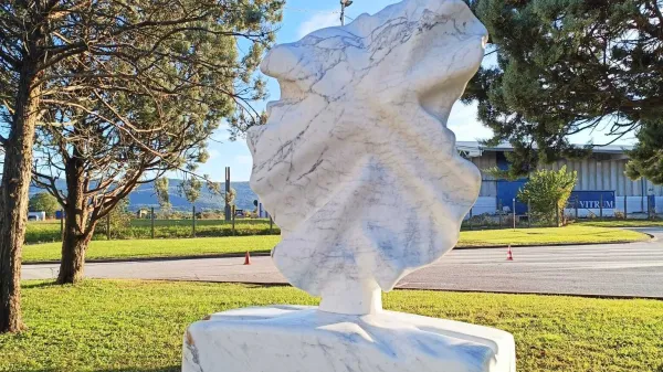 Skulptura, ki spodbuja k razmisleku o preseganju meja