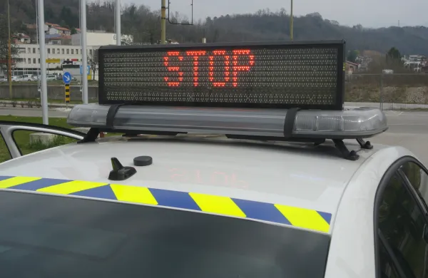 Policija promet kontrola zacasno prenehanje stavke novi policijski avtoStop policija za menoj