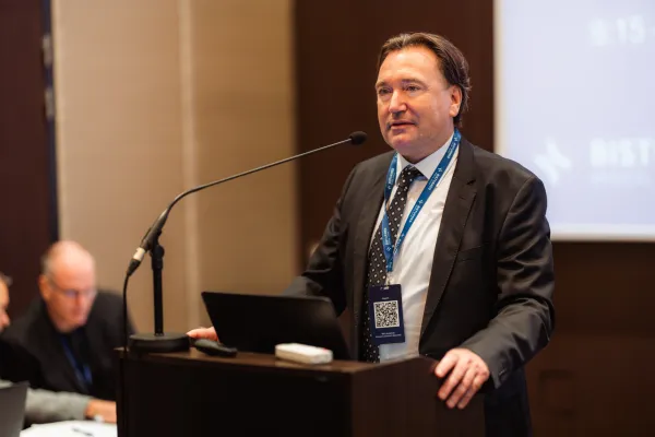 Meja med kirurgijo in biologijo je vse bolj zabrisana