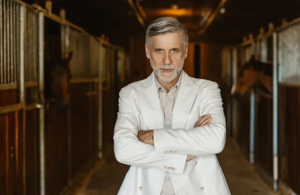 Radoš Bolčina v vlogi Petra Vebra blesti v nadaljevanki Nemirna kri.