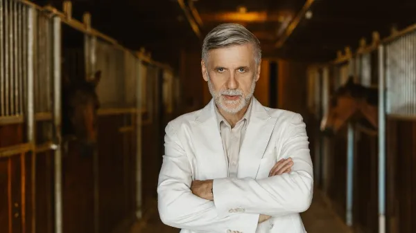 Radoš Bolčina v vlogi Petra Vebra blesti v nadaljevanki Nemirna kri.