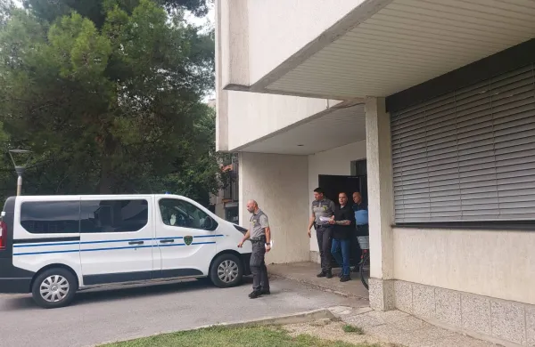 Ropar je eno od žrtev vlekel šest metrov