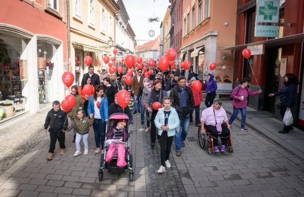 Ob mednarodnem dnevu redkih bolezni na pohodu v Mariboru.