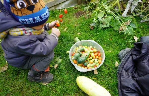 V lepem vremenu bodo tudi otroci z veseljem pomagali pri delu. 