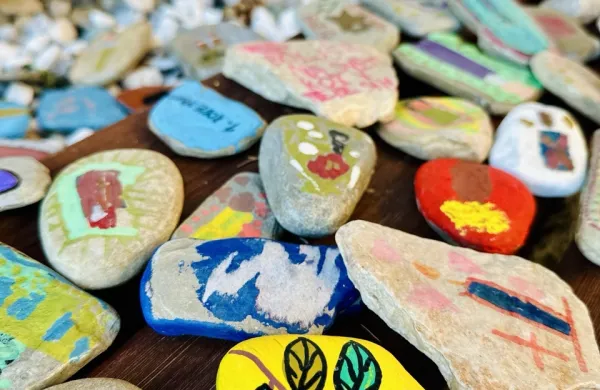 Spominski kamenčki namesto plastičnih sveč