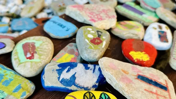 Spominski kamenčki namesto plastičnih sveč