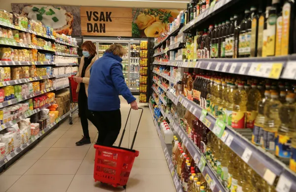 Trgovina Mercator. Nakupovanje, prehrambeni izdelki. Nakupovalni vozi??ek, potrošnik. (FOTO: Primoz Lavre-REPORTER)