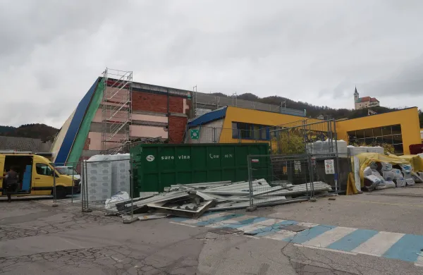 Obnova športne dvorane zaradi dodatnih del dražja, z zamudo, a bo ta skoraj nova