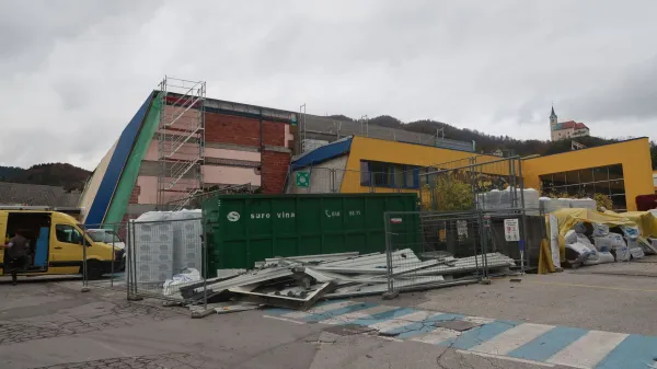 Obnova športne dvorane zaradi dodatnih del dražja, z zamudo, a bo ta skoraj nova