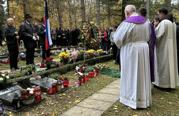 Novo mesto, Pokopalisce Srebrnice.Pogreb 48-letnega Alesa Sutarja, ki je umrl po sobotnem napadu.
