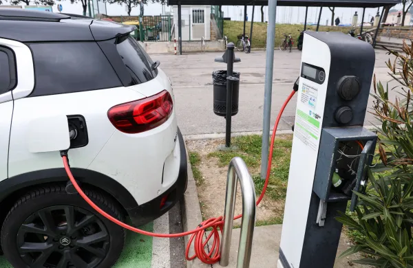 ﻿Koper, 23.02.2023Parkirišce za tržnico, Elektricna polnilna postaja za avtomobile, elektricni avtomobil