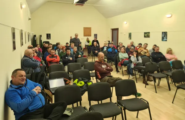 Log pod Mangartom, Kulturni dom.Drugi sestanek na temo del za zascito drzavne ceste pri Kluzah.Foto: STA