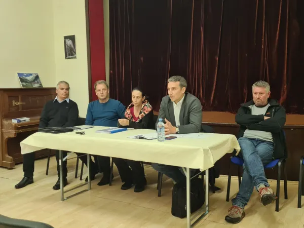 Log pod Mangartom, Kulturni dom.Drugi sestanek na temo del za zascito drzavne ceste pri Kluzah.Direktor obcinske uprave obcine Bovec Sejad Jusic, zupan obcine Bovec Valter Mlekuz, Alenka Potrc iz Direkcije za infrastrukturo, drzavni sekretar na ministrstvu za infrastrukturo Jernej Pavlic ter nadzornik Miha Gorjan.Foto: STA