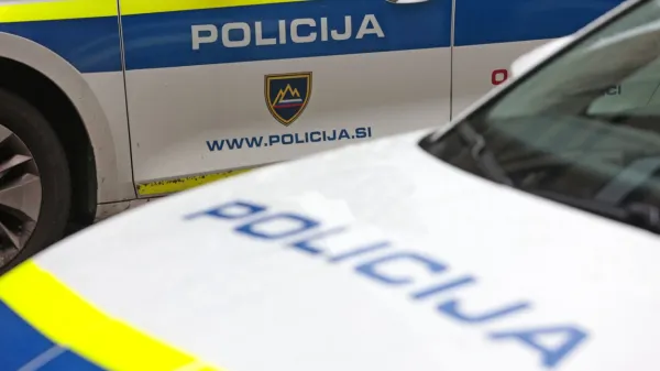 V Postojni avtomobil trčil v 17-letno peško