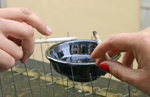 kajanje kadilec kadilci pepelnik čiki cigaret cigareti roke