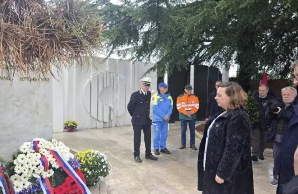 Poklon državne sekretarke Vesne Humar in generalnega konzula Gregorja Šuca