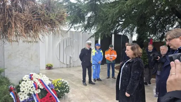 Poklon državne sekretarke Vesne Humar in generalnega konzula Gregorja Šuca