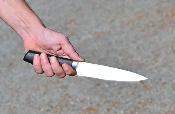 Napad z nožem na vlaku v Angliji ni povezan s terorizmom