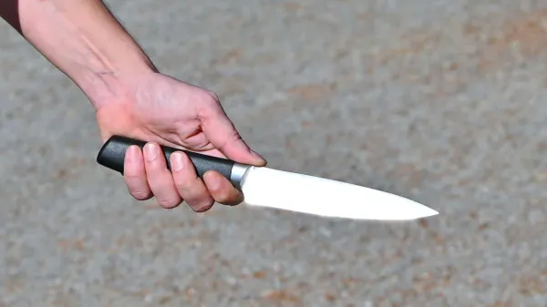 Napad z nožem na vlaku v Angliji ni povezan s terorizmom