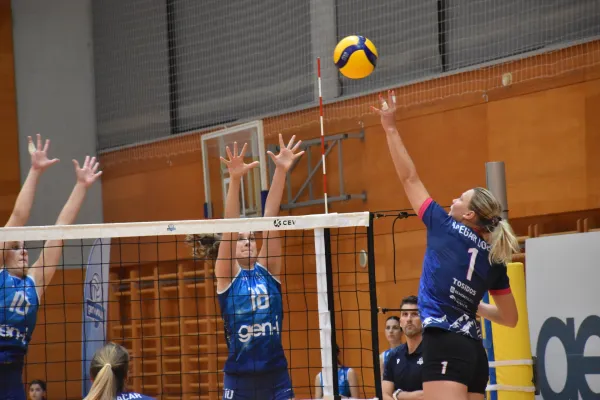 Blok Gen i volley Ajda Gornjec Hodnik in Hana Podbršček napad Radovljica Klara Kregar Dolenc