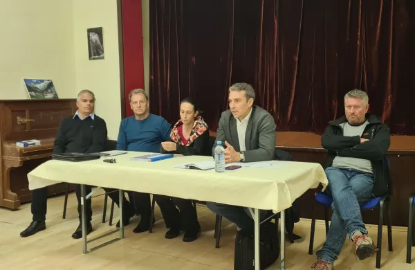 Log pod Mangartom, Kulturni dom.Drugi sestanek na temo del za zascito drzavne ceste pri Kluzah.Direktor obcinske uprave obcine Bovec Sejad Jusic, zupan obcine Bovec Valter Mlekuz, Alenka Potrc iz Direkcije za infrastrukturo, drzavni sekretar na ministrstvu za infrastrukturo Jernej Pavlic ter nadzornik Miha Gorjan.Foto: STA