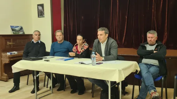 Log pod Mangartom, Kulturni dom.Drugi sestanek na temo del za zascito drzavne ceste pri Kluzah.Direktor obcinske uprave obcine Bovec Sejad Jusic, zupan obcine Bovec Valter Mlekuz, Alenka Potrc iz Direkcije za infrastrukturo, drzavni sekretar na ministrstvu za infrastrukturo Jernej Pavlic ter nadzornik Miha Gorjan.Foto: STA