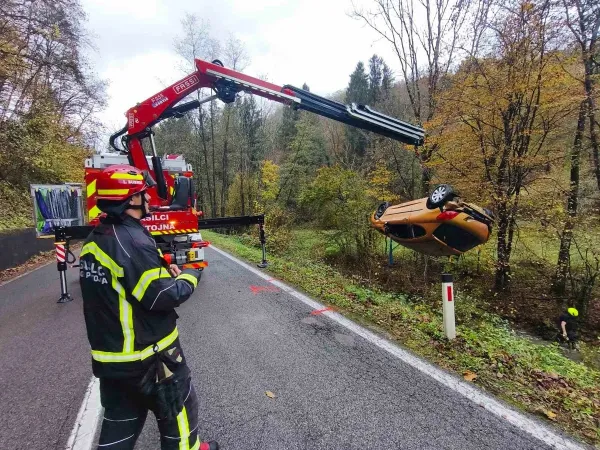 Z avti končali v jarkih in potoku