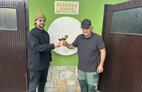 Sandi in Rok Babič sta prepričana, da bi z ozaveščanjem oljkarjev glede trajnostnega gnojenja in škropljenja ter skrbi za nasade - kar je nujnost pri prilagajanju na klimatske spremembe - lahko veliko prispevali za ohranitev slovenskega oljkarstva. 