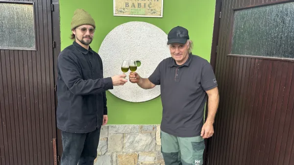 Sandi in Rok Babič sta prepričana, da bi z ozaveščanjem oljkarjev glede trajnostnega gnojenja in škropljenja ter skrbi za nasade - kar je nujnost pri prilagajanju na klimatske spremembe - lahko veliko prispevali za ohranitev slovenskega oljkarstva. 