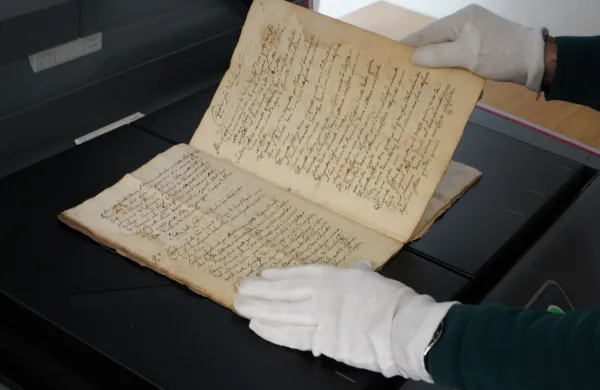 Postopek digitalizacije več sto let starega arhivskega gradiva.