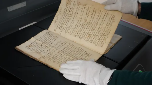 Postopek digitalizacije več sto let starega arhivskega gradiva.