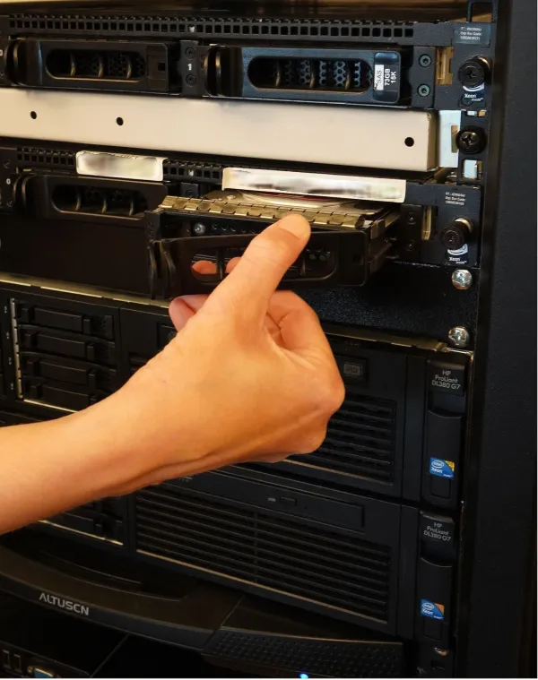 Dolgoročna hramba digitaliziranega gradiva zahteva uporabo zanesljivih strežniških sistemov z ustrezno infrastrukturo. 