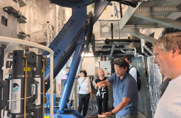Obiskovalci z UL FPP med ogledom raziskovalne opreme ladje.