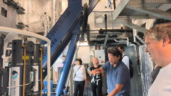 Obiskovalci z UL FPP med ogledom raziskovalne opreme ladje.